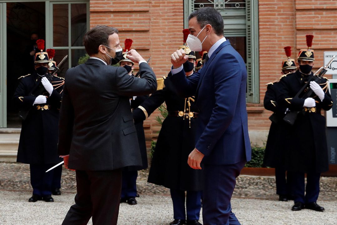 El presidente francés, Emmanuel Macron (i), recibe al presidente español, Pedro Sánchez (d). El presidente francés, Emmanuel Macron (i), recibe al presidente español, Pedro Sánchez (d).