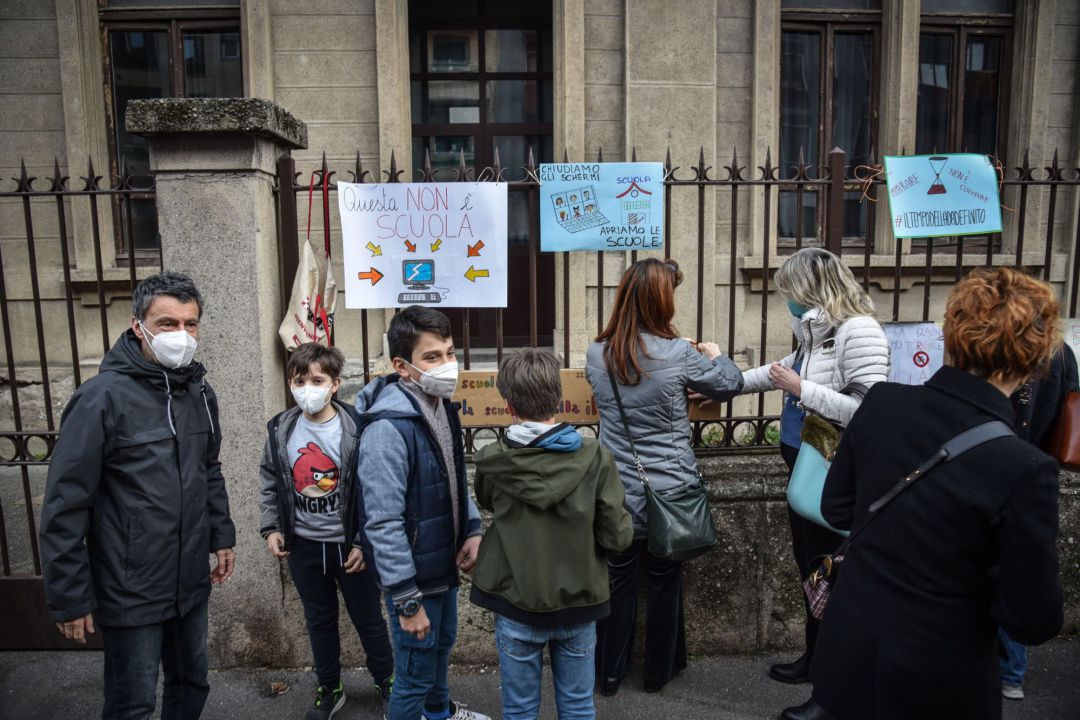 "Las clases vuelven a ser telemáticas e Italia se confina por regiones ante la Semana Santa" "Las clases vuelven a ser telemáticas e Italia se confina por regiones ante la Semana Santa"