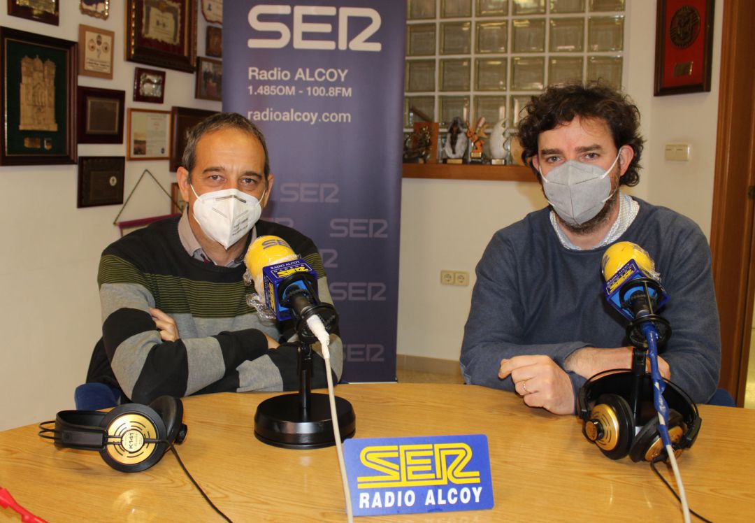 Pepe Cabanes y Jaume Puchades, profesor y director pedagógico de Carmelitas Vedruna, en el estudio de Radio Alcoy Pepe Cabanes y Jaume Puchades, profesor y director pedagógico de Carmelitas Vedruna, en el estudio de Radio Alcoy