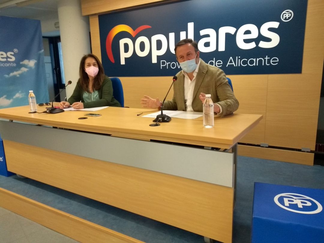 Los senadores por Alicante Adela Pedrosa y Pablo Ruz, en la rueda de prensa en la sede del PP. Los senadores por Alicante Adela Pedrosa y Pablo Ruz, en la rueda de prensa en la sede del PP.