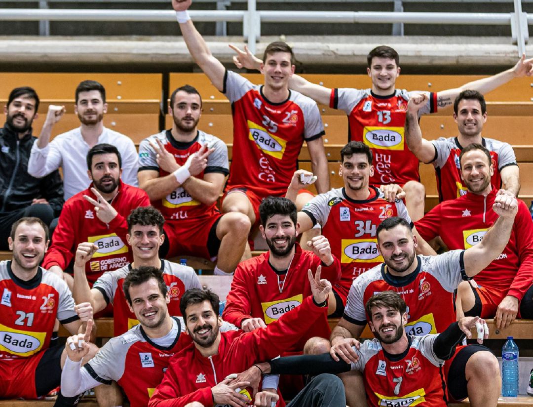 La plantilla de Bada Huesca celebra su triunfo ante Cisne. La plantilla de Bada Huesca celebra su triunfo ante Cisne.