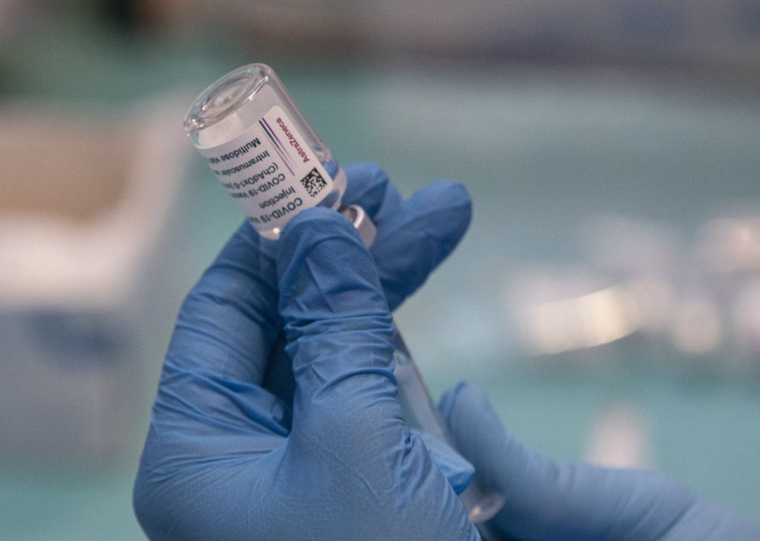 Una profesional sanitaria sostiene una jeringuilla con un vial de la vacuna contra la COVID-19 de AstraZeneca
Una profesional sanitaria sostiene una jeringuilla con un vial de la vacuna contra la COVID-19 de AstraZeneca