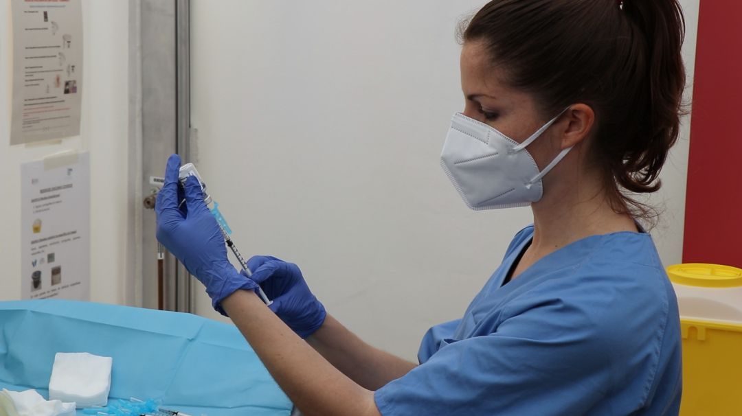 Sanitaria trabaja para la administración de una dosis de la vacuna contra el coronavirus. Sanitaria trabaja para la administración de una dosis de la vacuna contra el coronavirus.