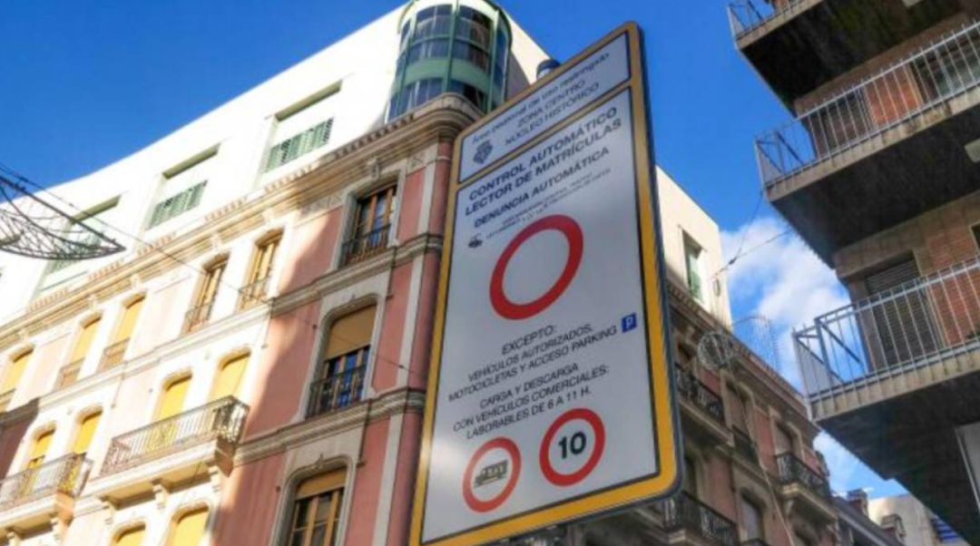 Señal control automático de lector de matrículas en el centro de Castelló Señal control automático de lector de matrículas en el centro de Castelló