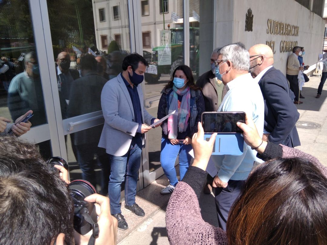 Las organizaciones entregando el escrito con sus peticiones en la Subdelegación del Gobierno de Córdoba Las organizaciones entregando el escrito con sus peticiones en la Subdelegación del Gobierno de Córdoba