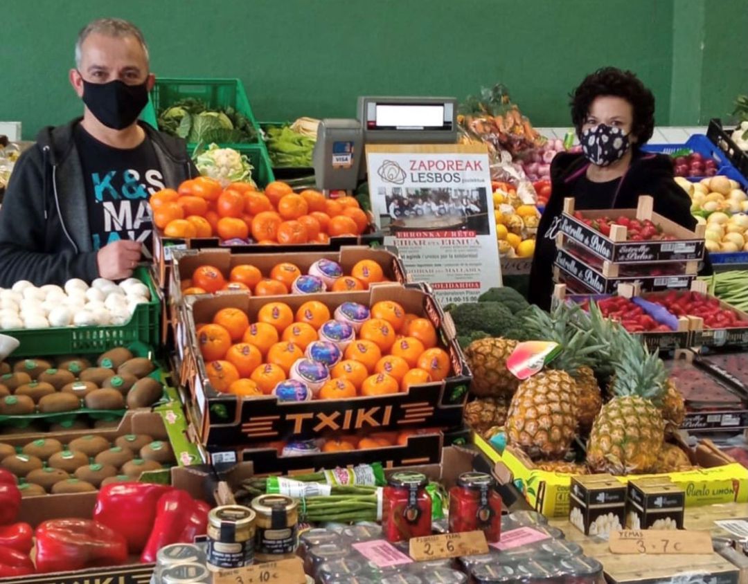Fernando Dosantos y Arrate en su puesto de frutas y verduras Fernando Dosantos y Arrate en su puesto de frutas y verduras