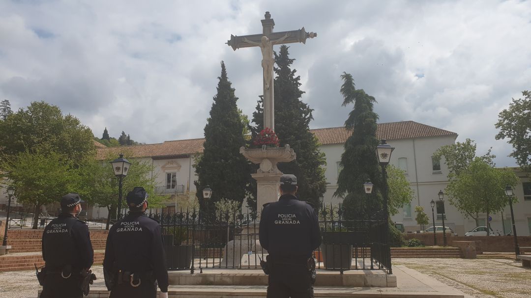 Agentes de la Policía Local ante el Cristo de los Favores el Viernes Santo de 2020 en el Campo del Príncipe de Granada. Por la pandemia no se pudo celebrar el tradicional acto popular de las 3 de la tarde. Agentes de la Policía Local ante el Cristo de los Favores el Viernes Santo de 2020 en el Campo del Príncipe de Granada. Por la pandemia no se pudo celebrar el tradicional acto popular de las 3 de la tarde.
