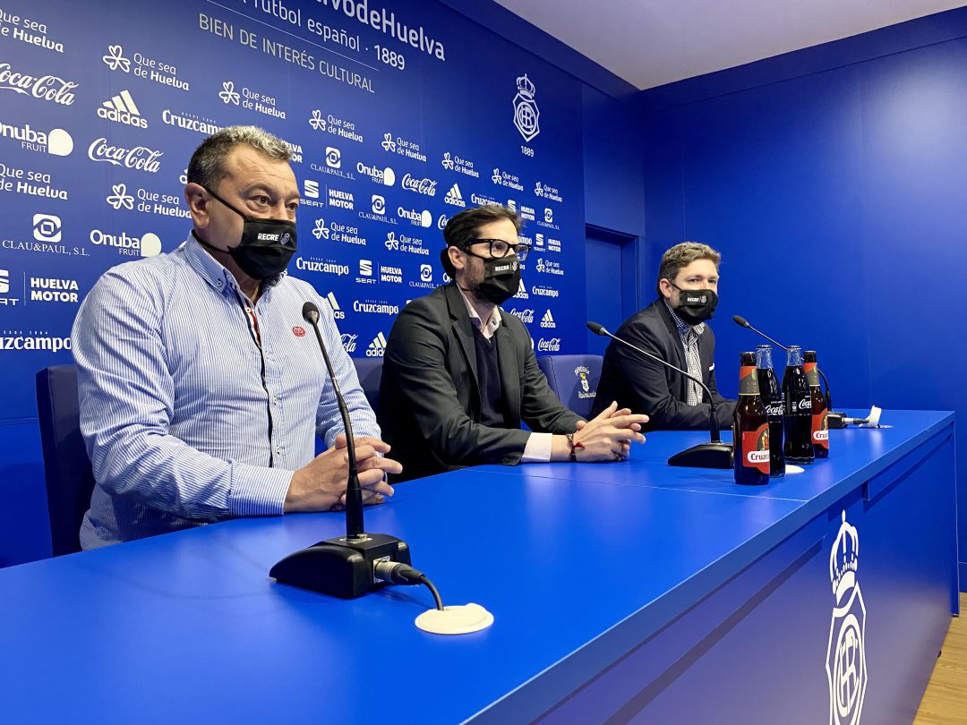El nuevo técnico albiazul, Carlos Pouso, junto a Carlos Hita y Jesús Pulido. El nuevo técnico albiazul, Carlos Pouso, junto a Carlos Hita y Jesús Pulido.