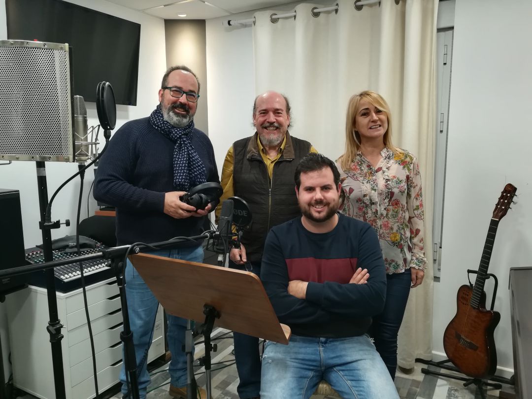Jesús Barroso, en el centro de pie, con los demás participante en la grabación del disco, Guillermo Barroso y María José Cejudo, de pie, y Miguel Ángel Barroso, sentado Jesús Barroso, en el centro de pie, con los demás participante en la grabación del disco, Guillermo Barroso y María José Cejudo, de pie, y Miguel Ángel Barroso, sentado