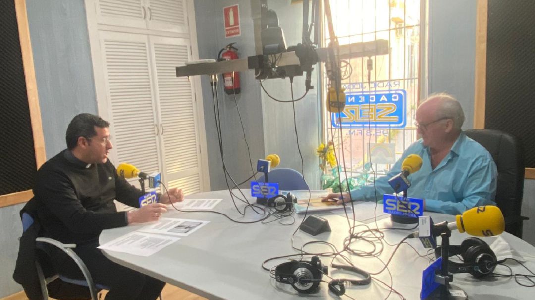 Momento de la entrevista a Juan Guerrero, párroco de la Asunción y de Fátima en Jódar Momento de la entrevista a Juan Guerrero, párroco de la Asunción y de Fátima en Jódar
