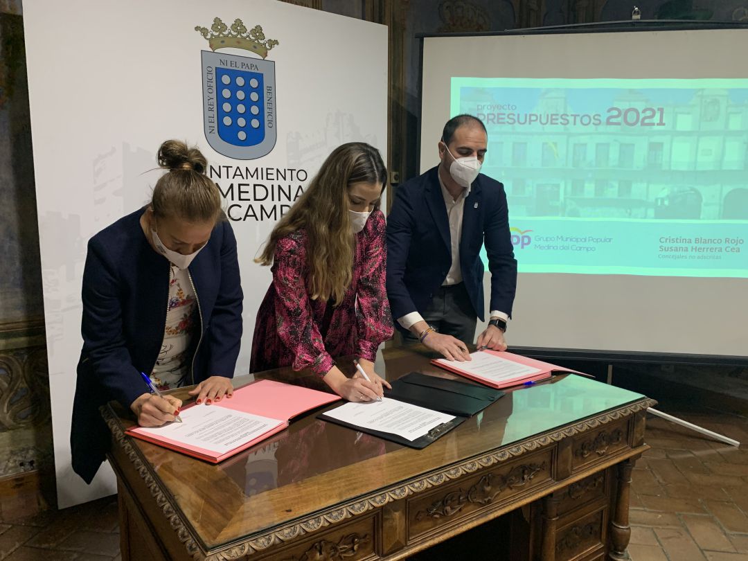 Susana Herrera, Cristina Blanco y Guzmán Gómez rubrican el pacto presupuestario Susana Herrera, Cristina Blanco y Guzmán Gómez rubrican el pacto presupuestario