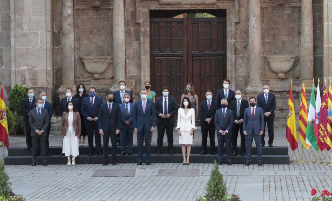 Los presidentes de las comunidades, con Pedro Sánchez y el Rey Felipe VI Los presidentes de las comunidades, con Pedro Sánchez y el Rey Felipe VI