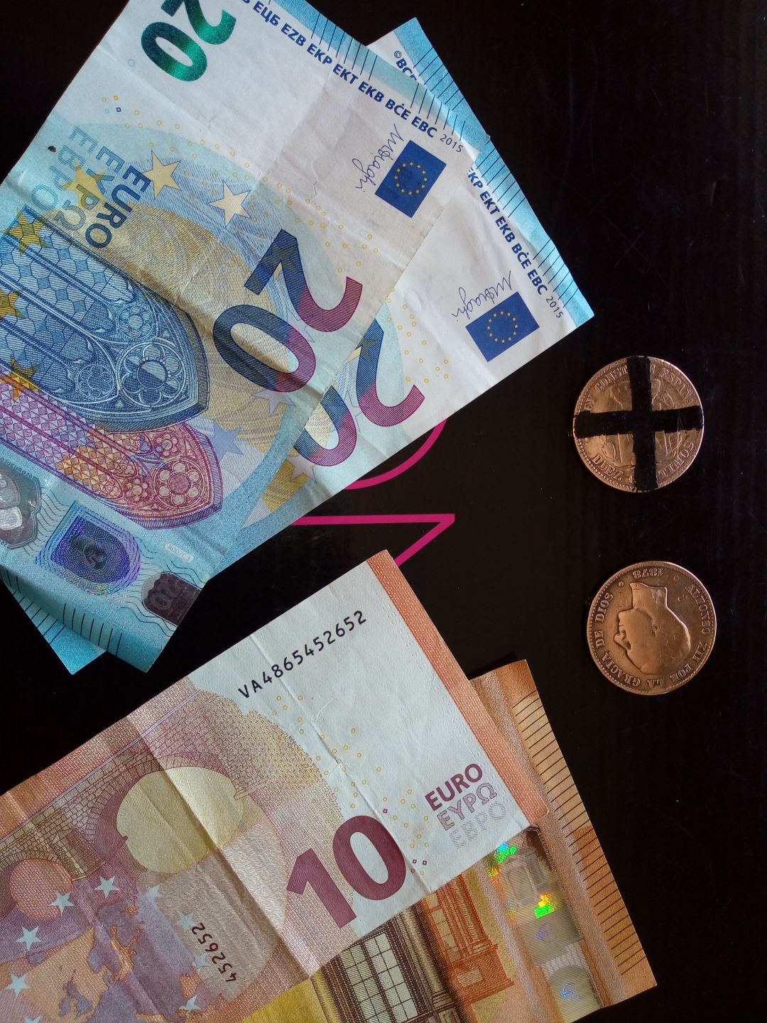 Monedas de Alfonso XII y billetes con los que tradicionalmente se practica el juego de las chapas en Semana Santa Monedas de Alfonso XII y billetes con los que tradicionalmente se practica el juego de las chapas en Semana Santa