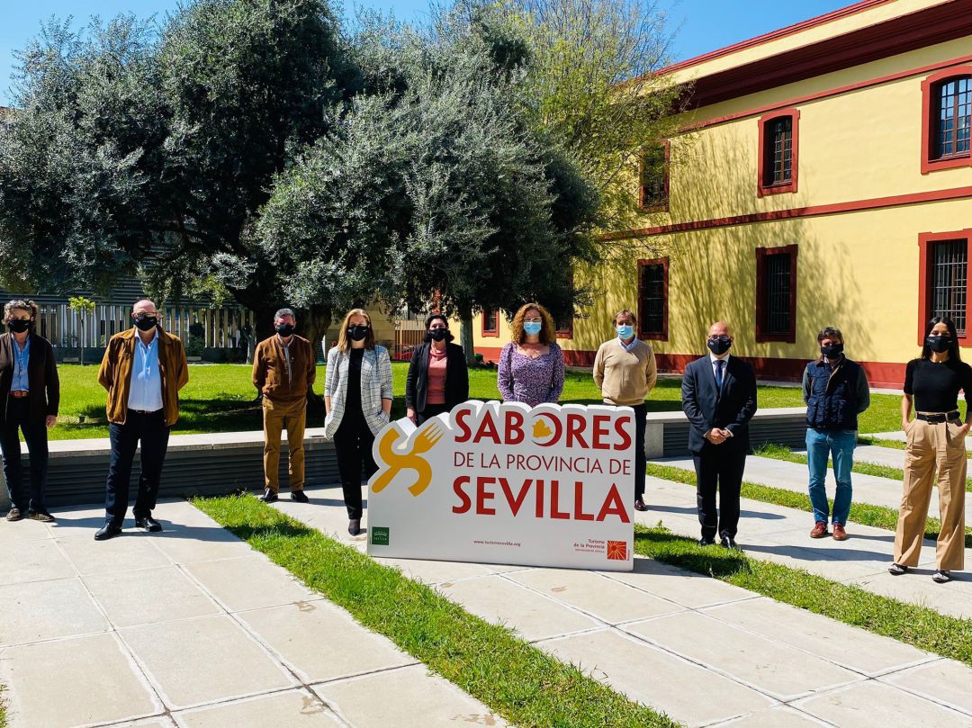 La vicepresidenta de Prodetur, Manuela Cabello, junto al jurado de la primera sesión de catas del VI Premio de vinos y Licores de la Provincia de Sevilla La vicepresidenta de Prodetur, Manuela Cabello, junto al jurado de la primera sesión de catas del VI Premio de vinos y Licores de la Provincia de Sevilla