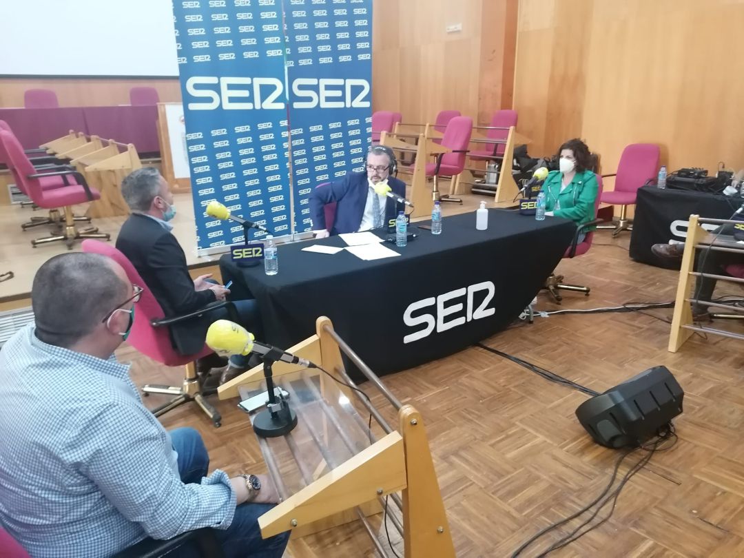 Paco García entrevista al alcalde de Camas durante el especial Cruz de Guía realizado en el salón de plenos del Ayuntamiento camero. Paco García entrevista al alcalde de Camas durante el especial Cruz de Guía realizado en el salón de plenos del Ayuntamiento camero.