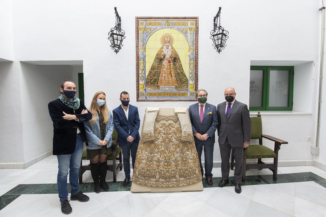 Los restauradores de CYRTA, junto a la saya de "las corbatas", al hermano mayor de La Max¡carena y el profesor Andrés Luque Teruel Los restauradores de CYRTA, junto a la saya de "las corbatas", al hermano mayor de La Max¡carena y el profesor Andrés Luque Teruel