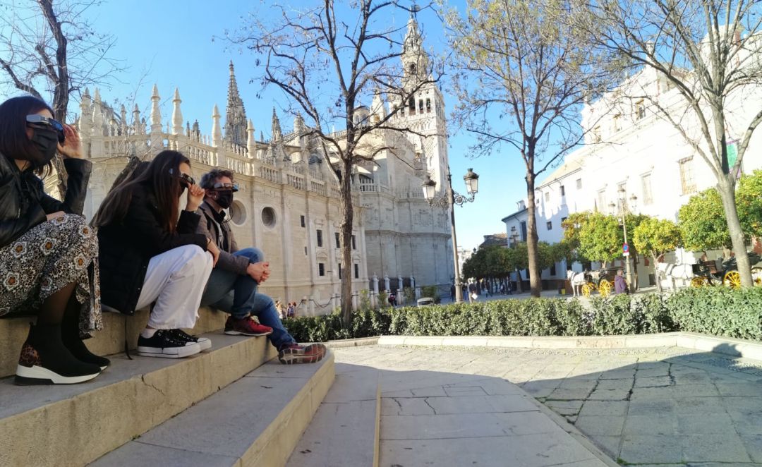 Imagen de viajeros realizando la ruta Past View Sevilla Imagen de viajeros realizando la ruta Past View Sevilla