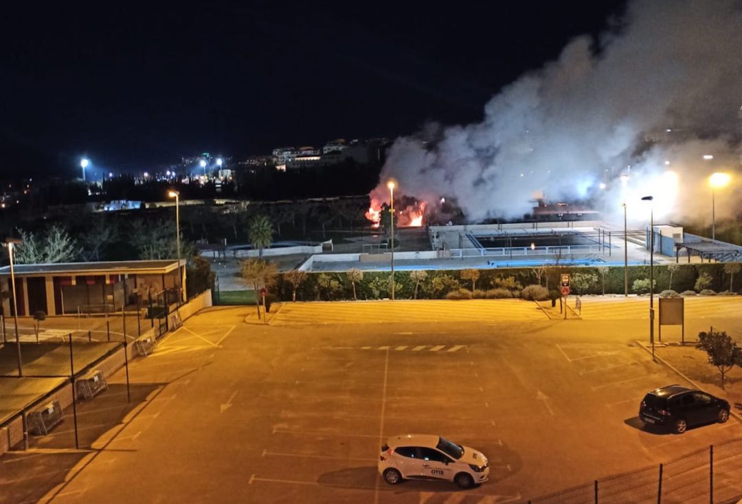 Incendio en los setos del Complejo de Piscinas Municipal de Úbeda Incendio en los setos del Complejo de Piscinas Municipal de Úbeda