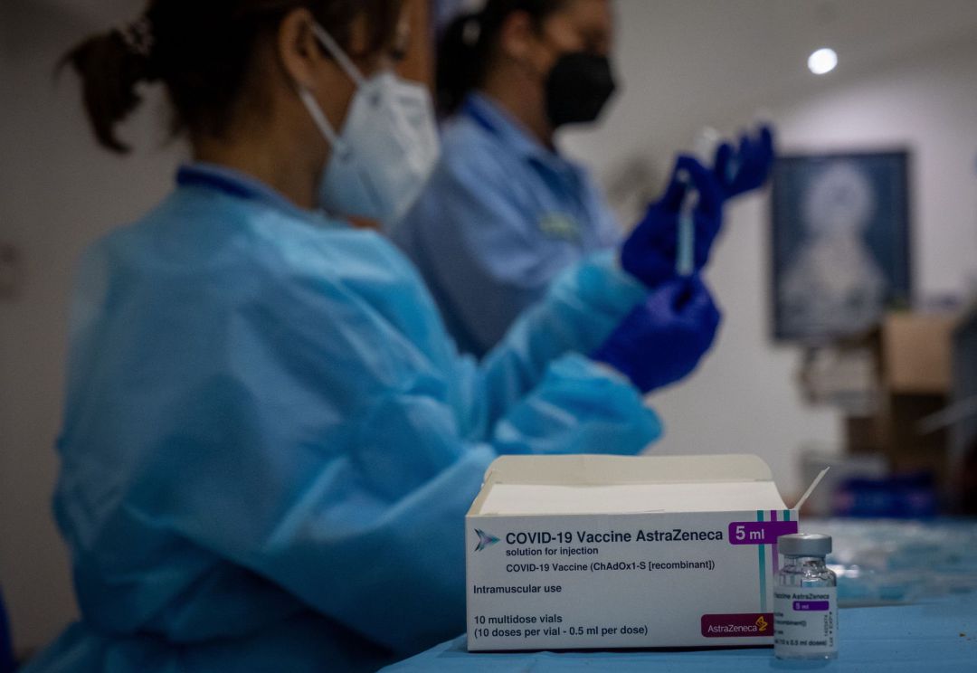 Personal sanitario se disponen a administrar la vacuna de AstraZeneca hoy tras su paralización Personal sanitario se disponen a administrar la vacuna de AstraZeneca hoy tras su paralización