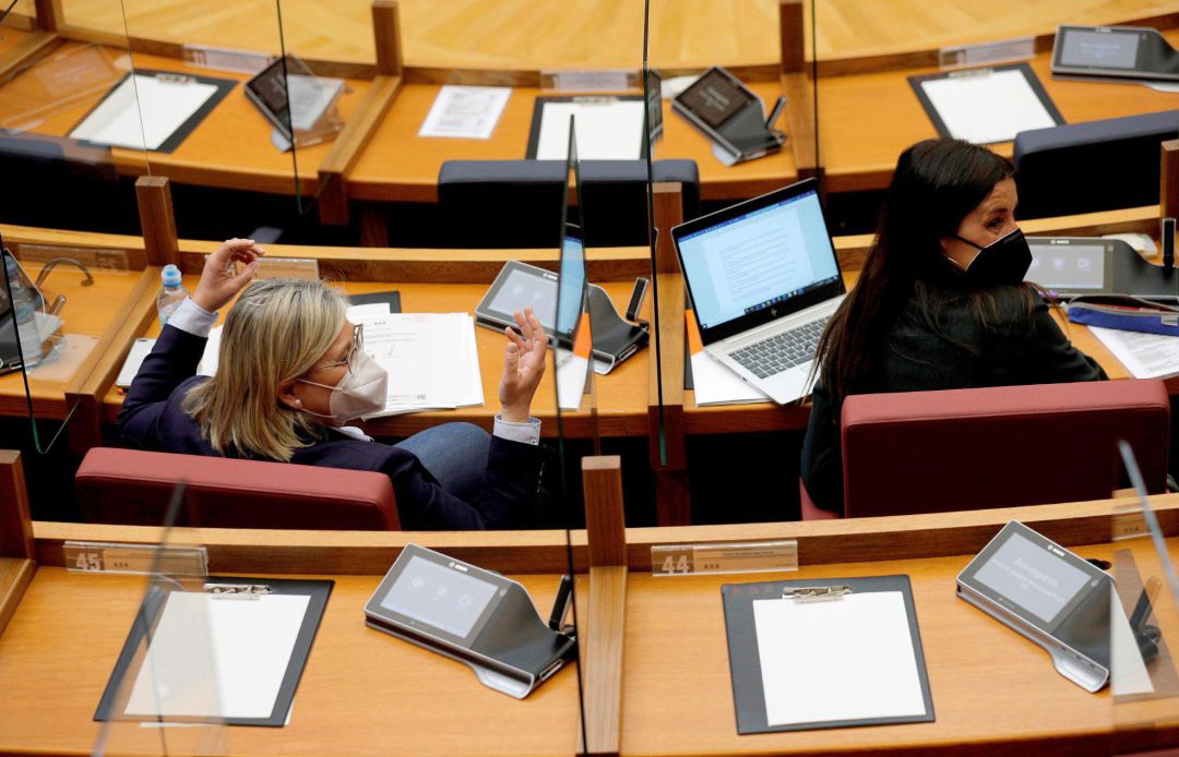 La Portavoz adjunta del Ciudadanos, Ruth Merino (d) junto a su compañera de partido, Mamen Peris (i) durante el Pleno de Les Corts en el que se aprueba la Ley de la Función Pública Valenciana. La Portavoz adjunta del Ciudadanos, Ruth Merino (d) junto a su compañera de partido, Mamen Peris (i) durante el Pleno de Les Corts en el que se aprueba la Ley de la Función Pública Valenciana.