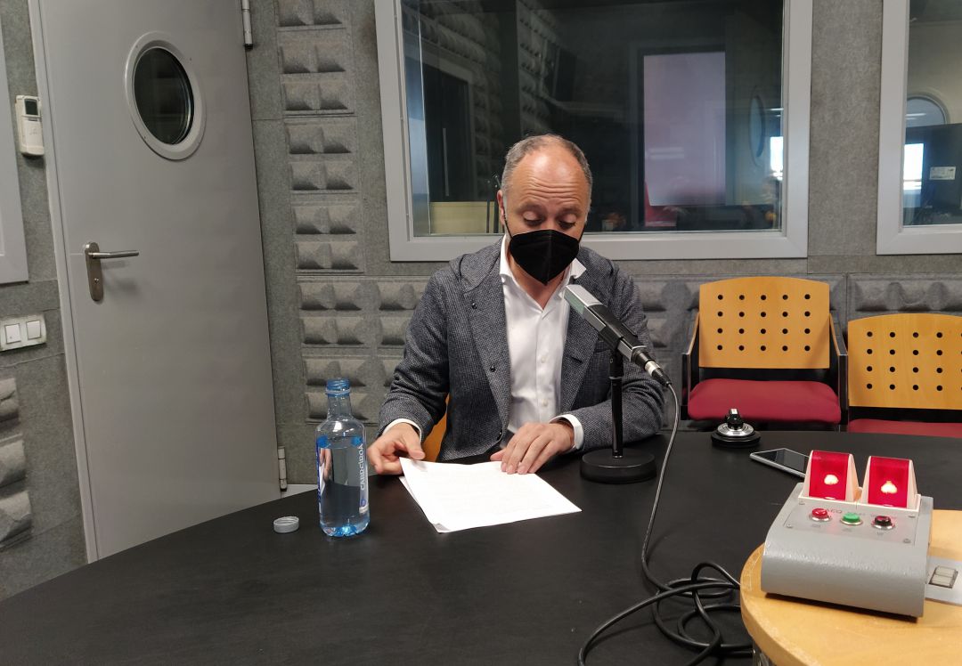 David Regades en Zona Franca en los estudios de Radio Vigo David Regades en Zona Franca en los estudios de Radio Vigo