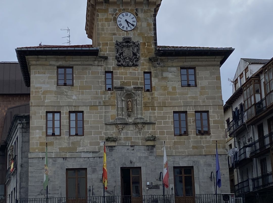 Fachada del Ayuntamiento de Castro Urdiales. Fachada del Ayuntamiento de Castro Urdiales.