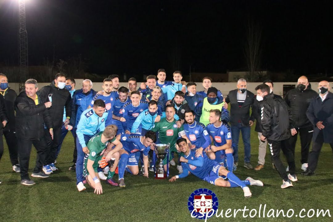 Foto de familia del equipo con el título conseguido Foto de familia del equipo con el título conseguido