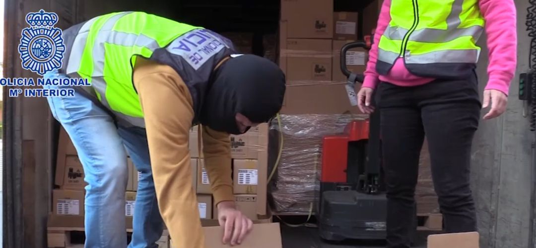 En el camión iban 17.000 aparatos entre móviles y tablets valorados en cuatro millones de euros.
En el camión iban 17.000 aparatos entre móviles y tablets valorados en cuatro millones de euros.