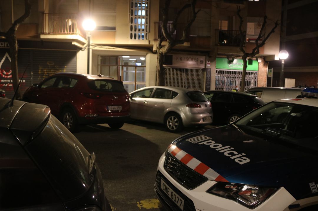 Imatge d'un cotxe de policia davant del bloc on ha aparegut la dona morta Imatge d'un cotxe de policia davant del bloc on ha aparegut la dona morta