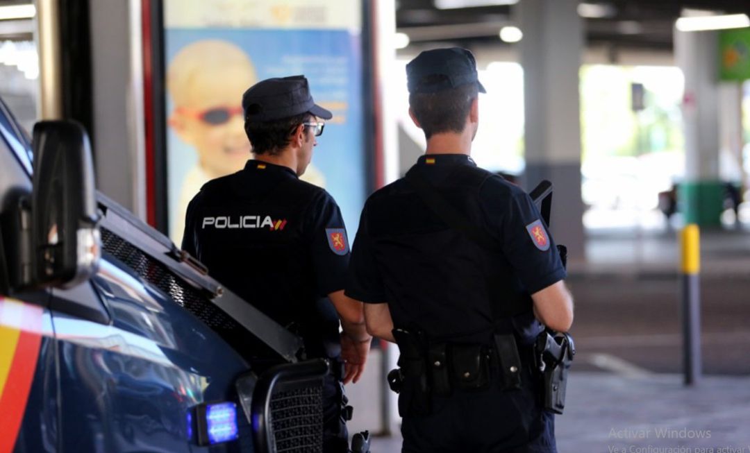 Dos agentes de la Policía Nacional. Dos agentes de la Policía Nacional.