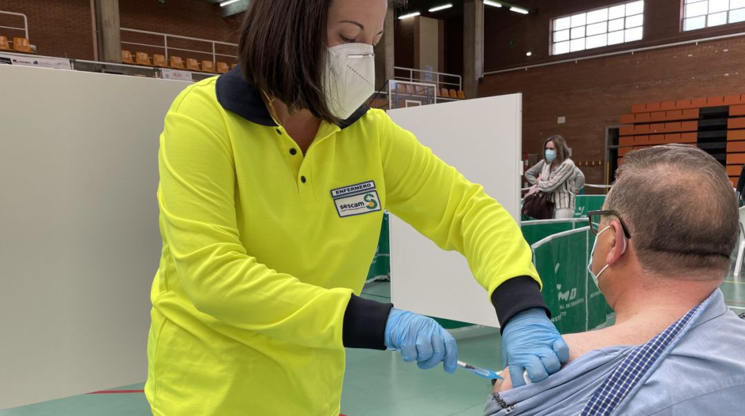 Comienza la vacunación de docentes y trabajadores de centros sanitarios de Albacete en el Pabellón de la Feria Comienza la vacunación de docentes y trabajadores de centros sanitarios de Albacete en el Pabellón de la Feria