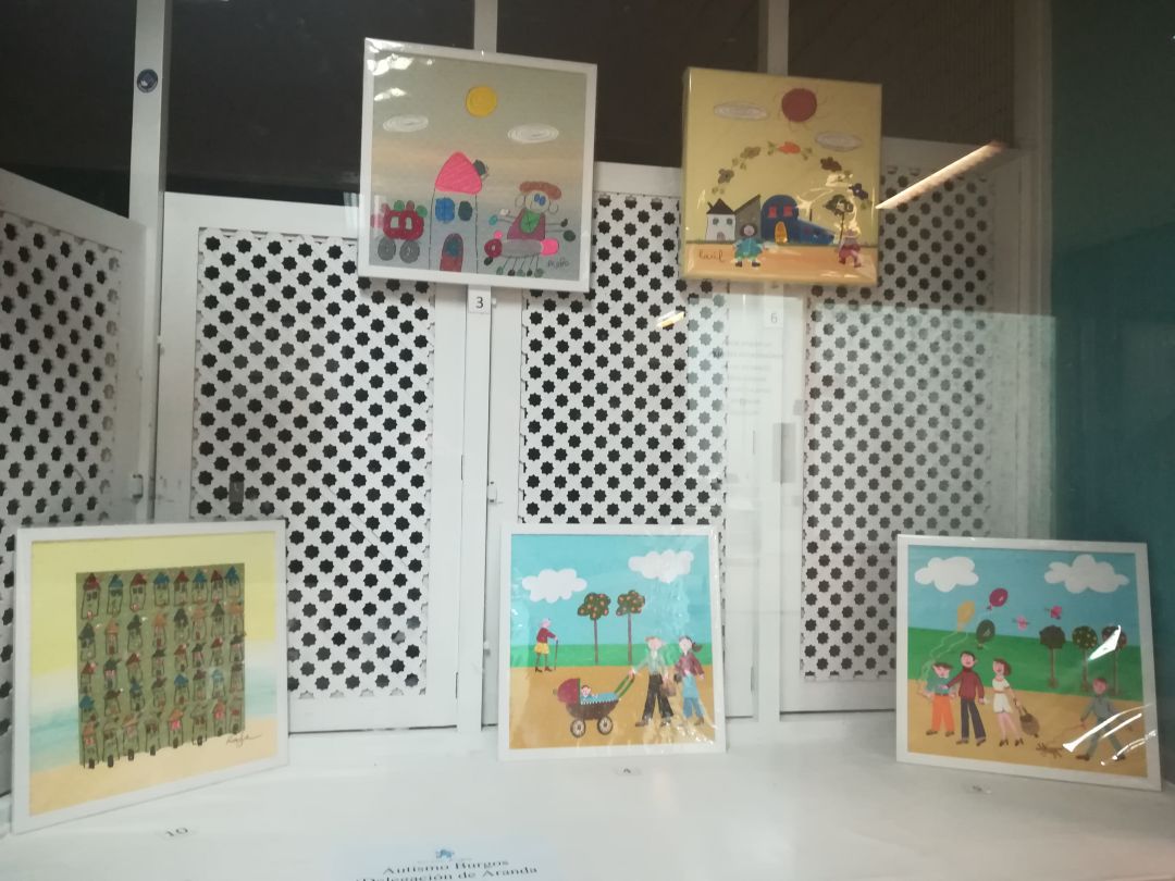 Parte de la exposición de cuadros de la asociación en Comercial Isilla Parte de la exposición de cuadros de la asociación en Comercial Isilla