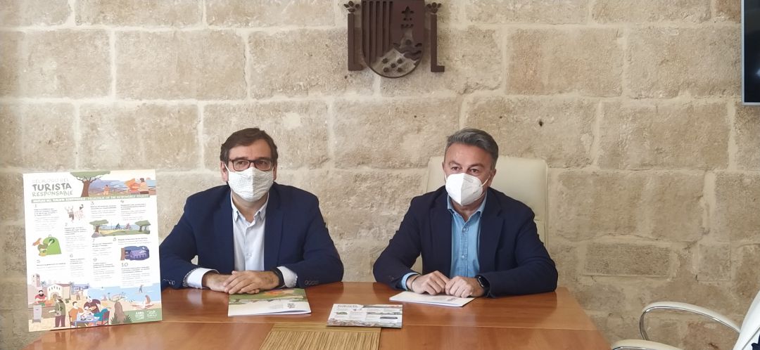 El alcalde José Chulvi (d) y el concejal de Turismo, Antonio Miragall (i). El alcalde José Chulvi (d) y el concejal de Turismo, Antonio Miragall (i).