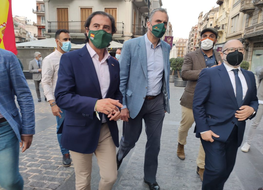 Javier Ortega Smith de VOX ha estado en Jaén y ha realizado una declaración pública en la Catedral frente a muchos jiennenses Javier Ortega Smith de VOX ha estado en Jaén y ha realizado una declaración pública en la Catedral frente a muchos jiennenses
