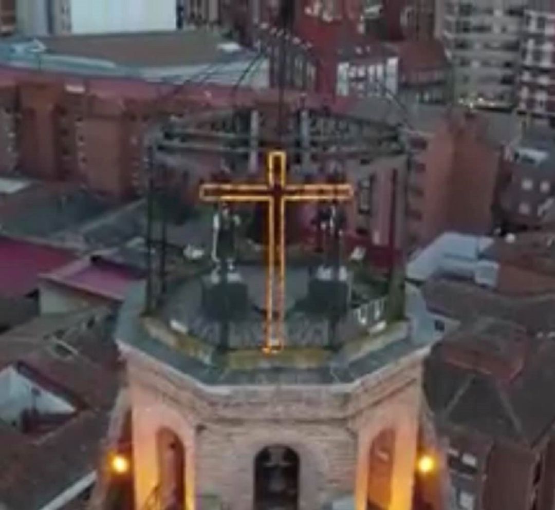 La cruz de la Colegiata está iluminada durante la Semana Santa de Medina del Campo La cruz de la Colegiata está iluminada durante la Semana Santa de Medina del Campo
