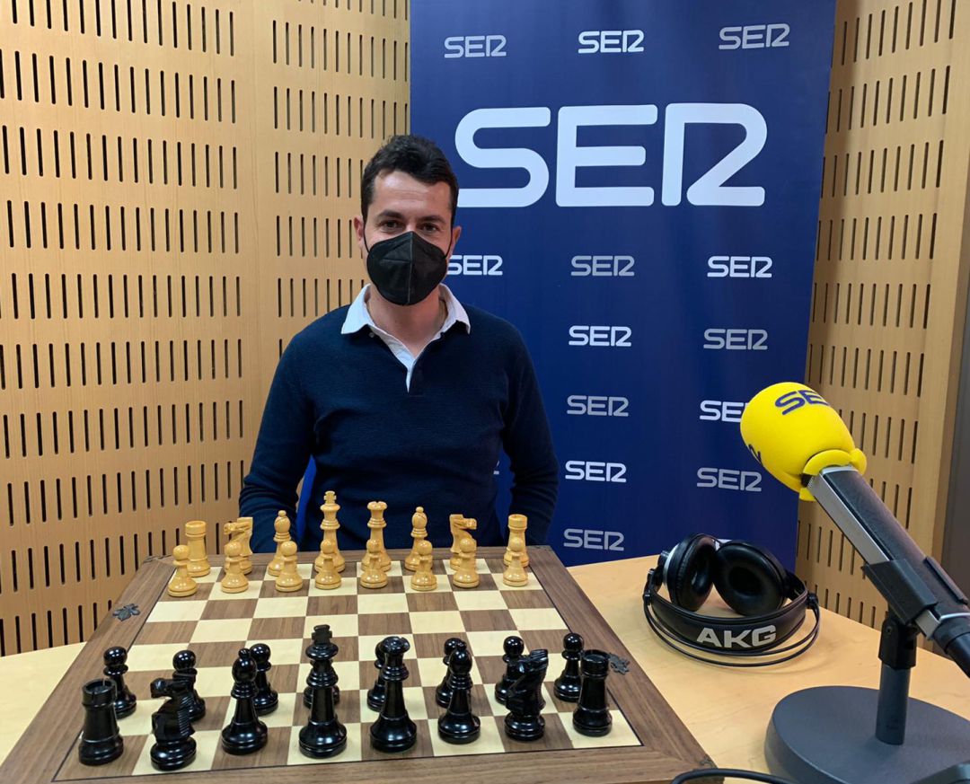 Emilio Sánchez, capitán del Beniaján Douches, en los estudios de la Cadena SER en Murcia Emilio Sánchez, capitán del Beniaján Douches, en los estudios de la Cadena SER en Murcia
