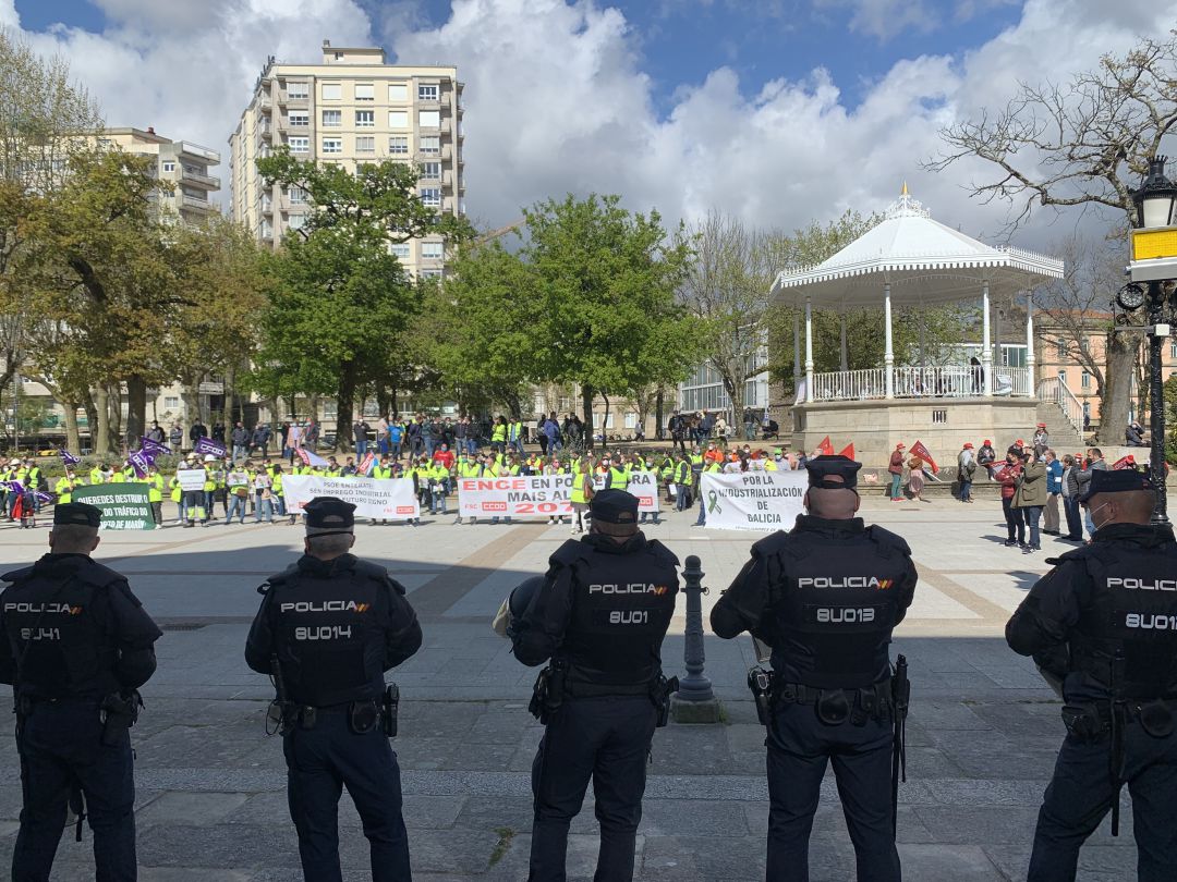 Protestas de trabajadores de ENCE delante del edificio de la Diputación de Pontevedra. Protestas de trabajadores de ENCE delante del edificio de la Diputación de Pontevedra.