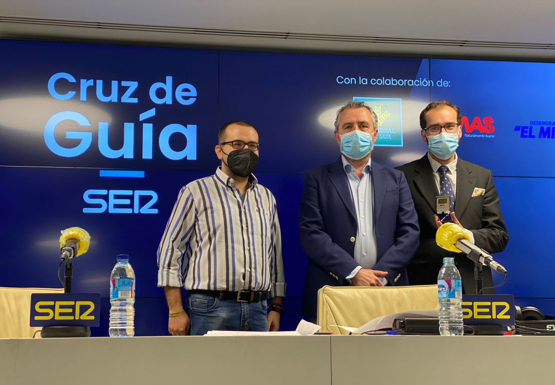 De izquierda a derecha, José Ángel Cuenca, Paco García y José Manuel Álvarez, ganador del Concurso de Cultura Cofrade de Cruz de Guía De izquierda a derecha, José Ángel Cuenca, Paco García y José Manuel Álvarez, ganador del Concurso de Cultura Cofrade de Cruz de Guía