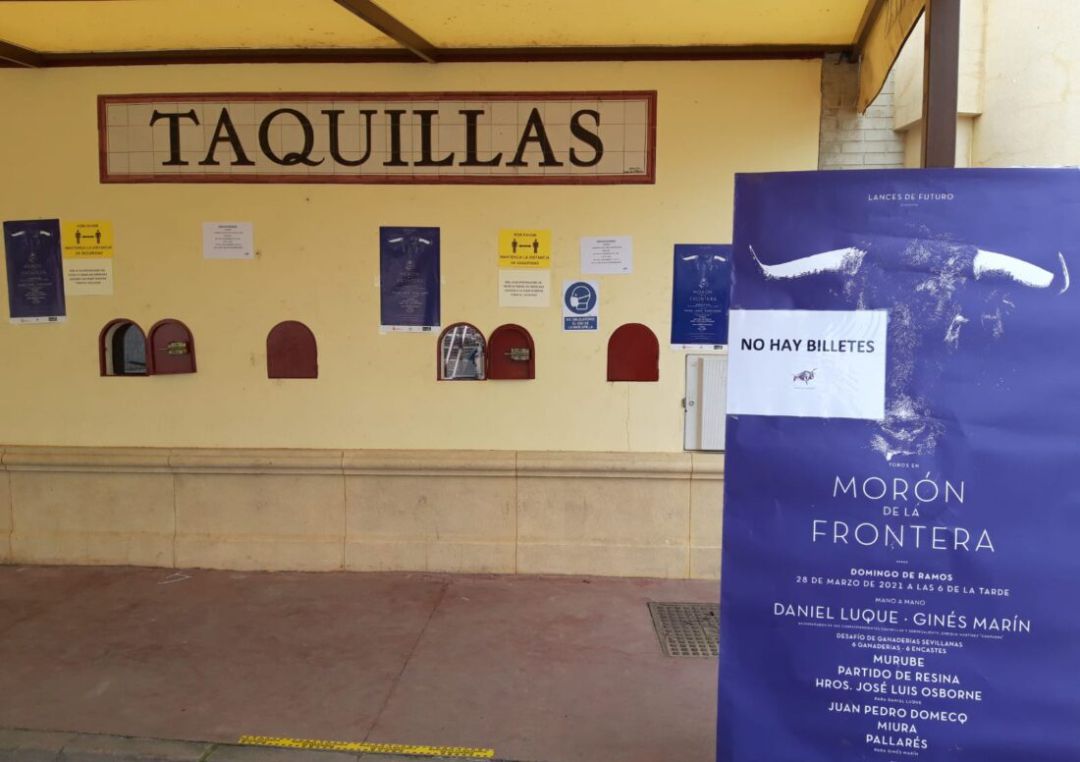 Las taquillas de la plaza de Morón colgaron hace días el cartel de 'No hay billetes' para el mano a mano entre Luque y Marín Las taquillas de la plaza de Morón colgaron hace días el cartel de 'No hay billetes' para el mano a mano entre Luque y Marín