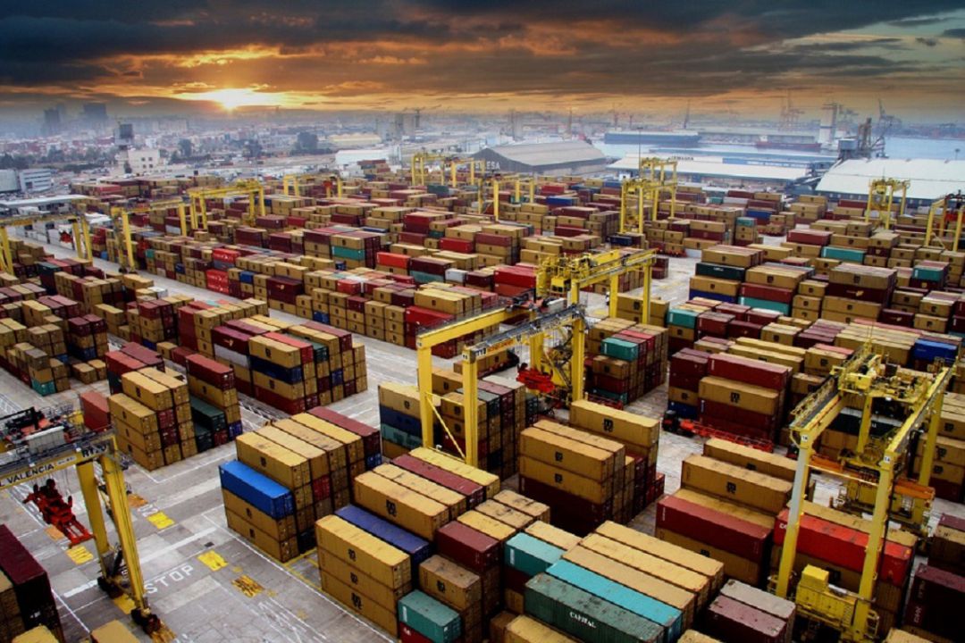 Contenedores con material cerámico para la exportación en instalaciones del Puerto de Valencia Contenedores con material cerámico para la exportación en instalaciones del Puerto de Valencia