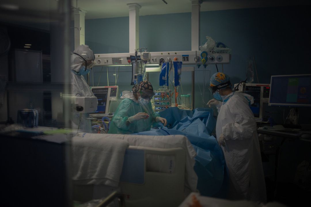 Atención a un enfermo con Covid-19 en la UCI. Atención a un enfermo con Covid-19 en la UCI.
