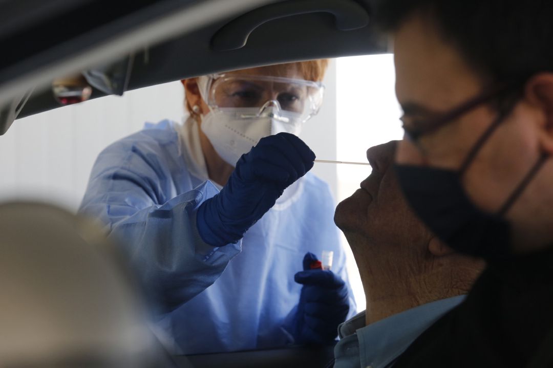 Una persona se somete a una PCR. Una persona se somete a una PCR.