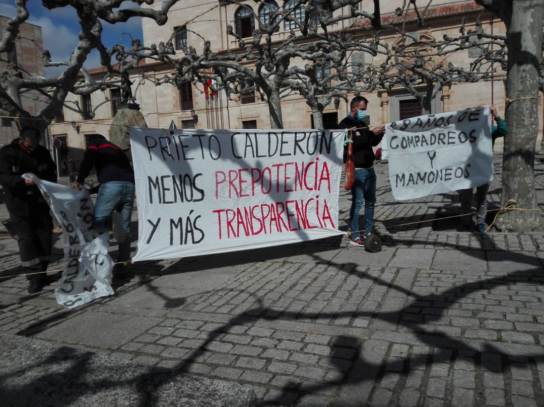 Los bomberos díscolos durante su protesta de este viernes Los bomberos díscolos durante su protesta de este viernes