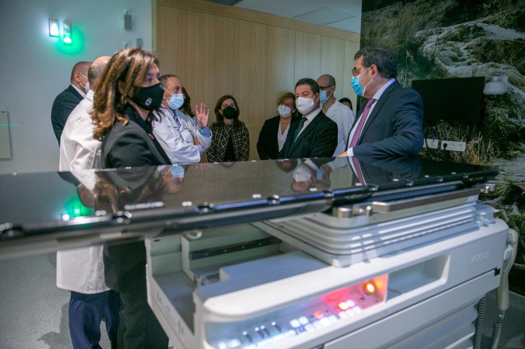 El presidente de Castilla La Mancha, Emiliano García Page junto a las autoridades que han conocido, in situ, el acelerador lineal instalado en el hospital general de Ciudad Real. El presidente de Castilla La Mancha, Emiliano García Page junto a las autoridades que han conocido, in situ, el acelerador lineal instalado en el hospital general de Ciudad Real.