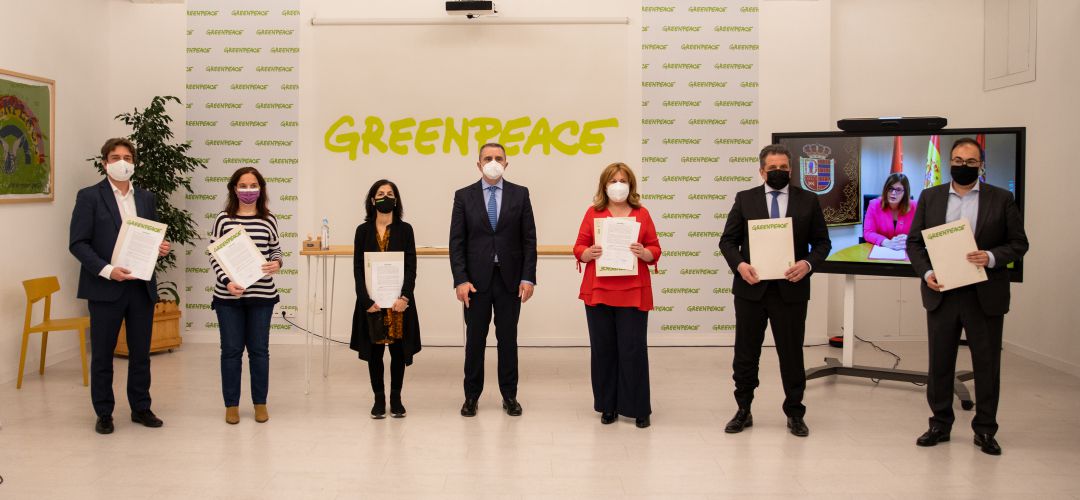 Alcaldes del sur de Madrid firman con Greenpeace un acuerdo para tomar medidas que fomenten la movilidad sostenible y respetuosa con el medioambiente. Alcaldes del sur de Madrid firman con Greenpeace un acuerdo para tomar medidas que fomenten la movilidad sostenible y respetuosa con el medioambiente.