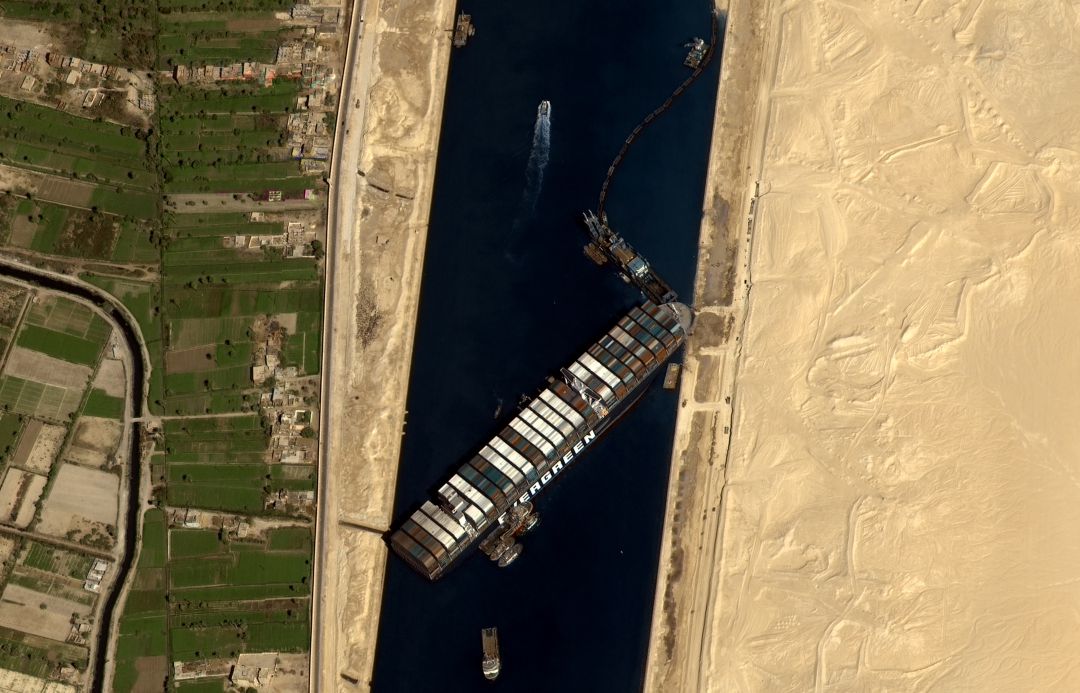El barco 'Ever Given' permanece encallado y bloqueando el Canal de Suez El barco 'Ever Given' permanece encallado y bloqueando el Canal de Suez
