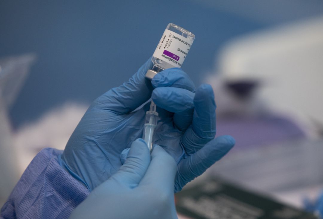 Una profesional sanitaria sostiene una jeringuilla con un vial de la vacuna contra la COVID-19 de AstraZeneca Una profesional sanitaria sostiene una jeringuilla con un vial de la vacuna contra la COVID-19 de AstraZeneca