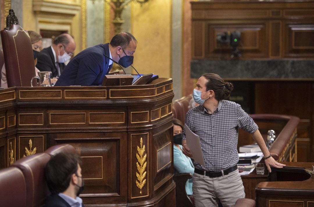 El vicepresidente del Congreso, Alfonso Rodríguez Gómez de Celis (i); conversa con el exvicepresidente segundo del Gobierno, Pablo Iglesias El vicepresidente del Congreso, Alfonso Rodríguez Gómez de Celis (i); conversa con el exvicepresidente segundo del Gobierno, Pablo Iglesias