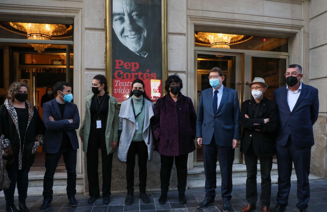 Raquel Tamarit, Secretària Autonòmica de Cultura; el conseller de Cultura, Vicent Marzà; la dona i les filles de Pep Cortés, el president de la Generalitat, Ximo Puig; Joanfra Rozalén, de La Dependent, i Enric Morera, president de Les Corts, a portes del Teatre Principal de València. Raquel Tamarit, Secretària Autonòmica de Cultura; el conseller de Cultura, Vicent Marzà; la dona i les filles de Pep Cortés, el president de la Generalitat, Ximo Puig; Joanfra Rozalén, de La Dependent, i Enric Morera, president de Les Corts, a portes del Teatre Principal de València.