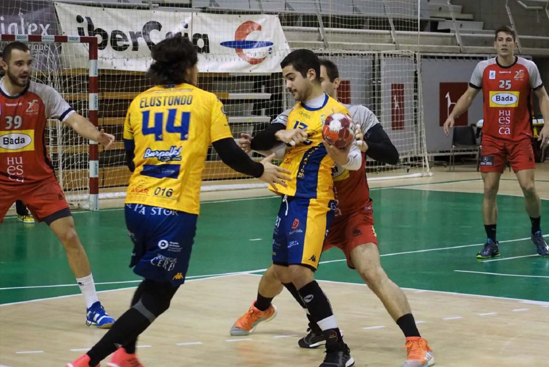 Una acción de juego del duelo de la 1ª vuelta en el Municipal de los Deportes de Huesca entre Villa de Aranda y Huesca. Una acción de juego del duelo de la 1ª vuelta en el Municipal de los Deportes de Huesca entre Villa de Aranda y Huesca.